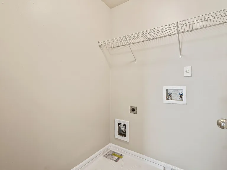 606 Lofty Ln SW — Photo 2