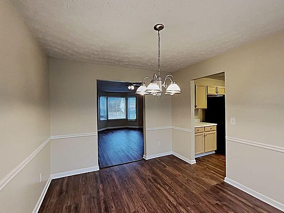 3rd image of 302 Foxbriar Ct