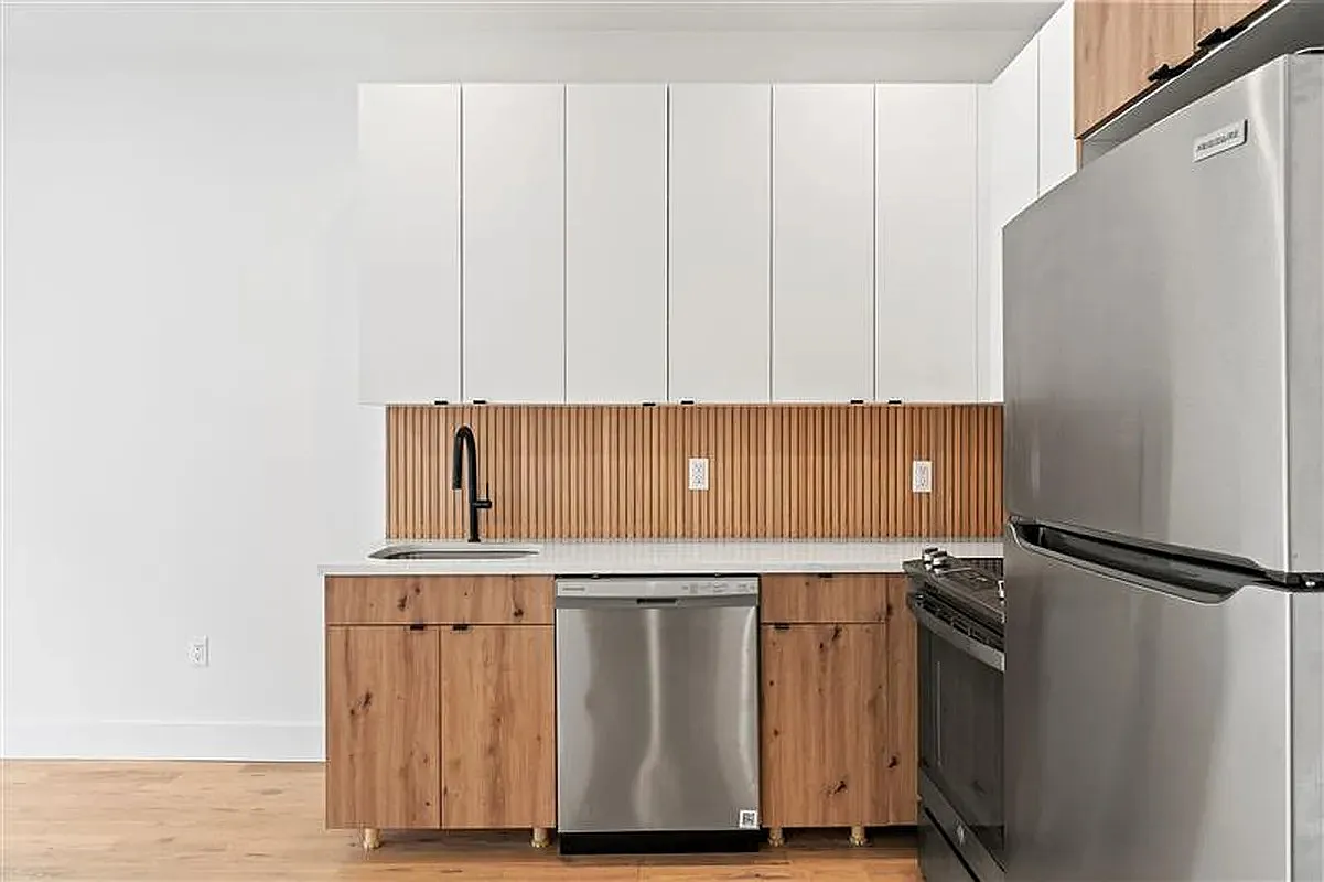 147 Stanhope Street — Photo 1