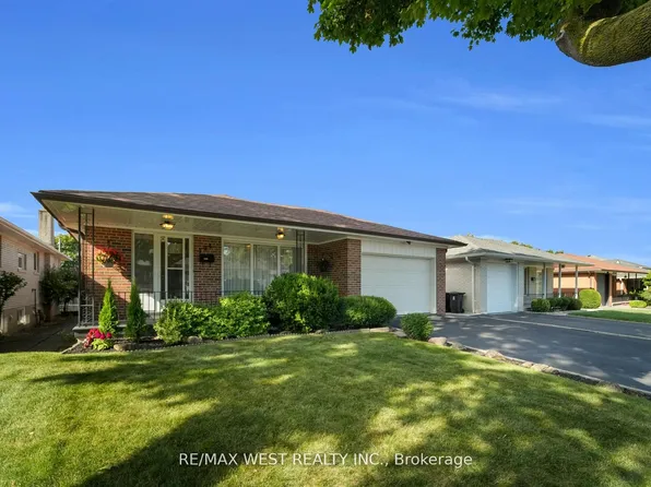 304 La Rose Ave, Toronto, ON M9P 1B9