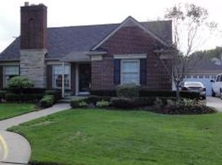 1495 Fairholme Rd, Grosse Pointe Woods, MI 48236