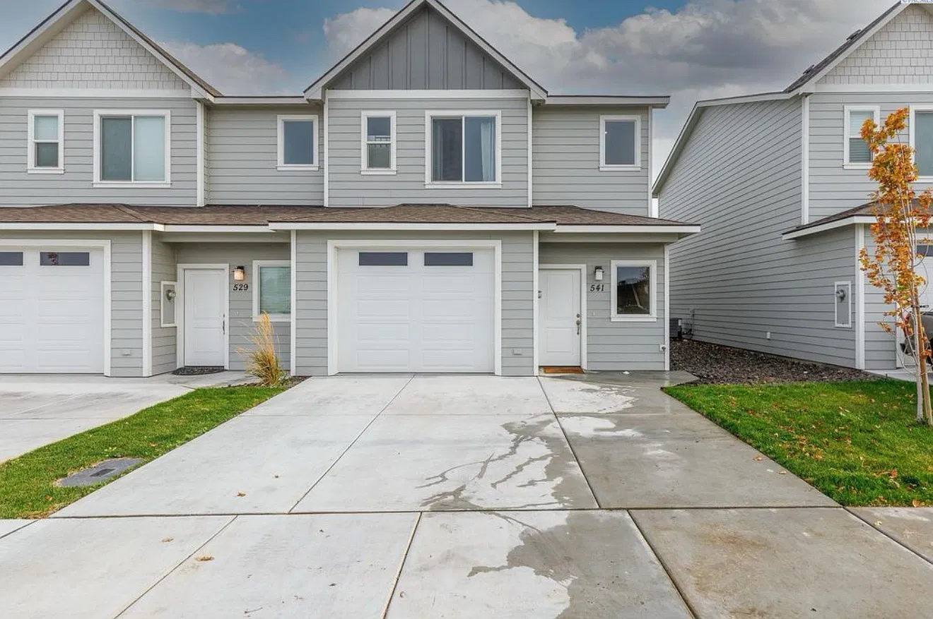 3 bed, 2.5 bath, 1560 sqft, $2,050 — Photo 1