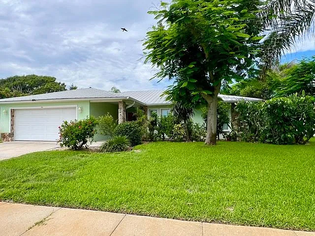 2108 Rosewood Dr — Photo 2