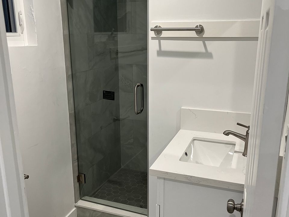 1st image of 1028 N Chestnut Ave #3