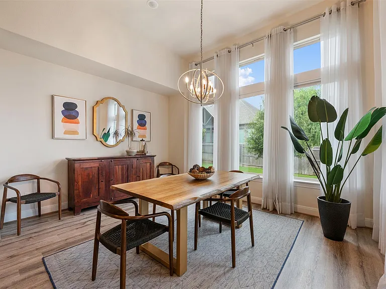 725 Millcreek Ln — Photo 17