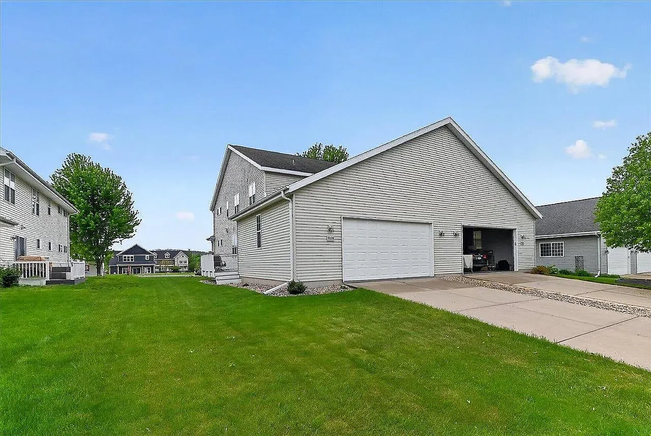3 bed, 2502 sqft, $1,350 — Photo 2