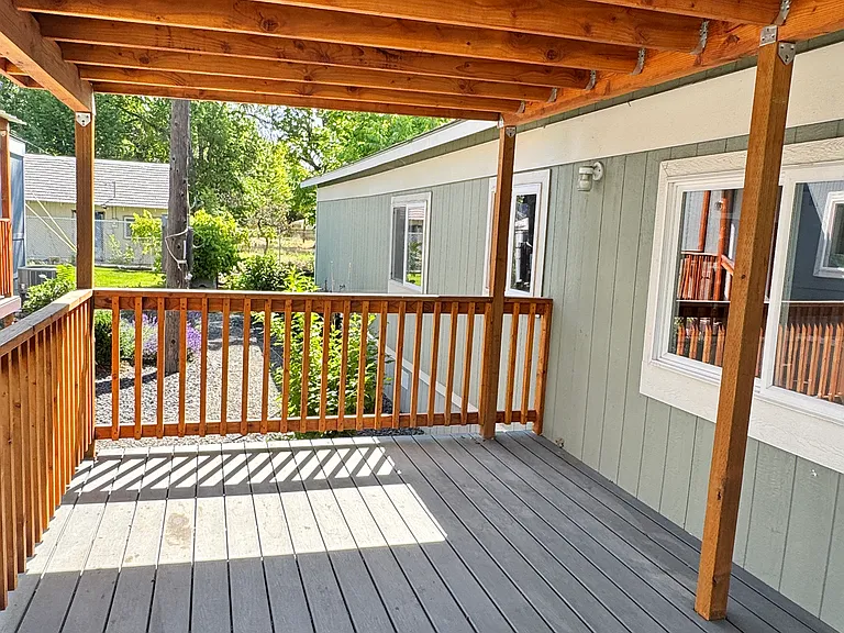 407 Avenue E — Photo 3