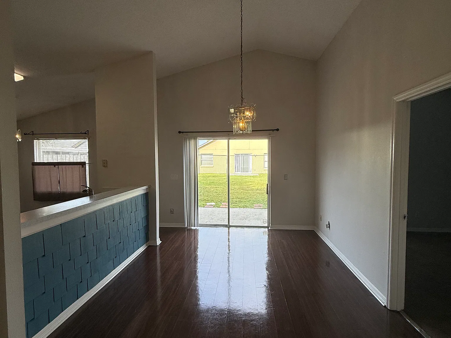 3 bed, 1212 sqft, $1,900 — Photo 2