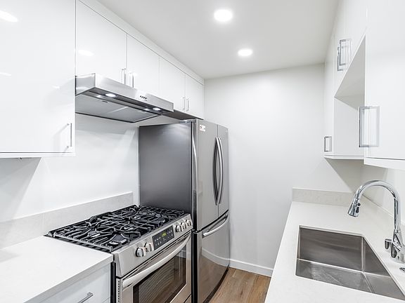 2nd image of 1027 9th St APT 3