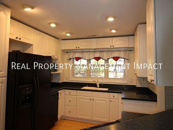 3rd image of 2713 Cedar Creek Dr
