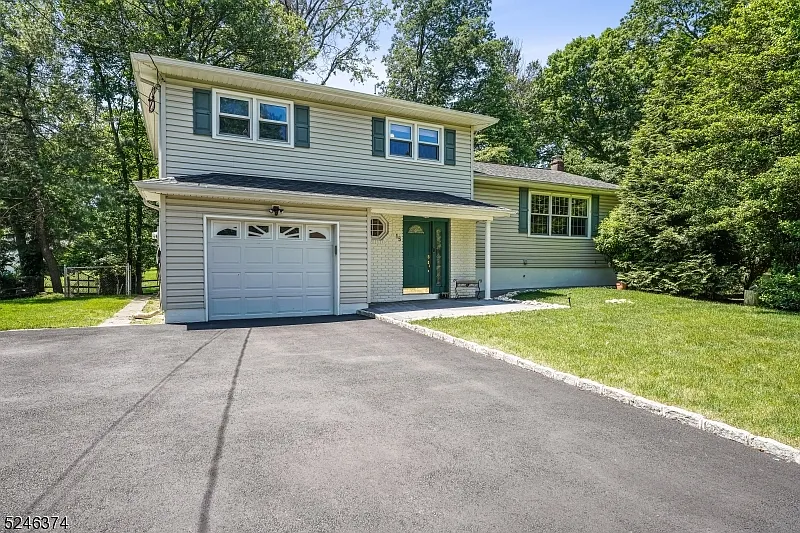 3 bed, 2.5 bath, 2300 sqft, $5,100 — Photo 1