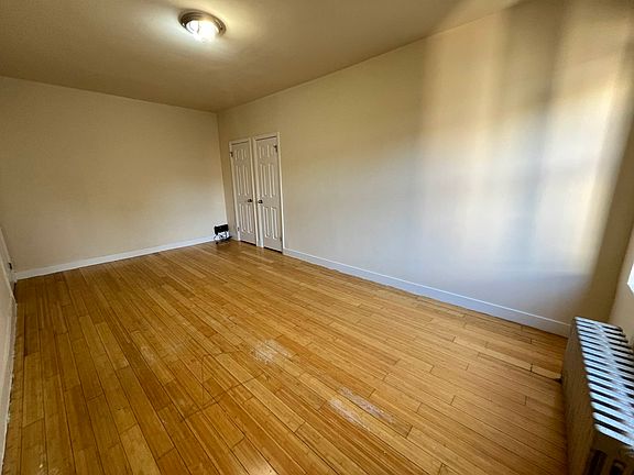 3rd image of 11880 Metropolitan Ave