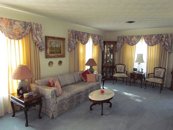 5th image of 1403 N Young Blvd