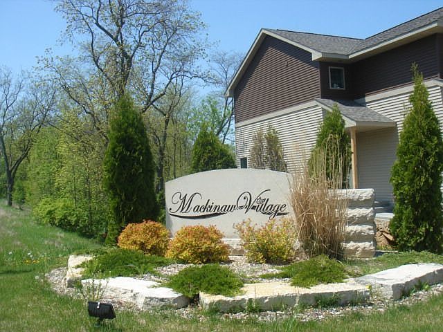 2nd image of 1735 Mackinaw Dr