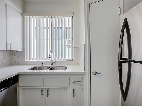 4th image of 1829 Malcolm Ave APT 5