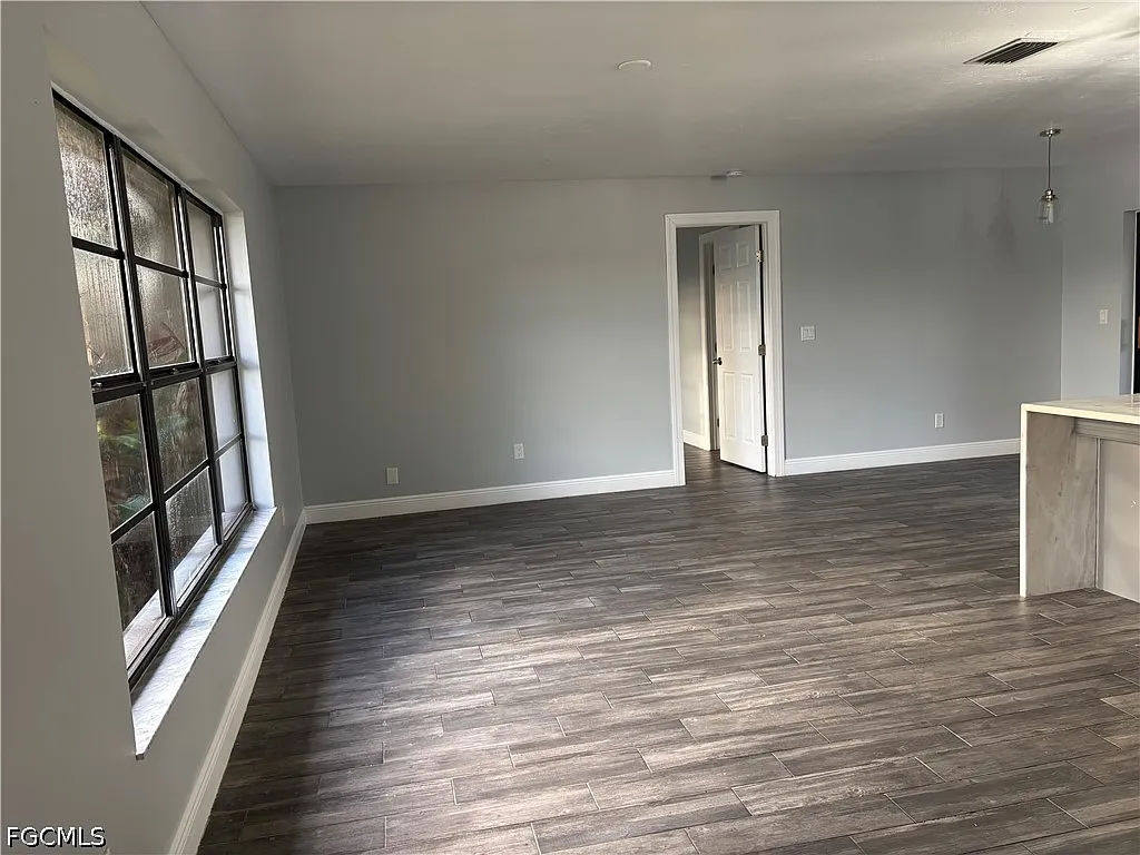 3 bed, 2.0 bath, 1633 sqft, $2,000 — Photo 2
