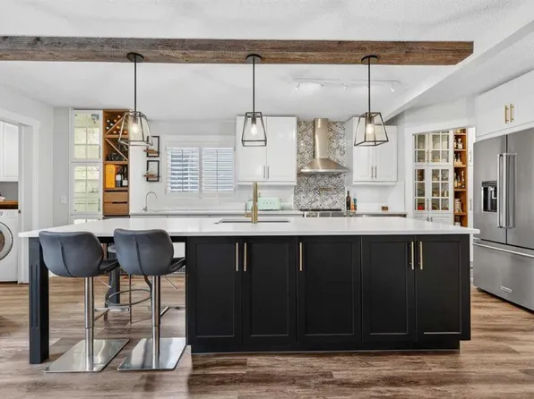 60 NW Inverness Dr SE, Calgary, AB T2Z 3E4