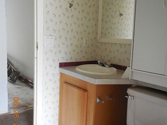 3rd image of 991 E Lakeshore Dr W