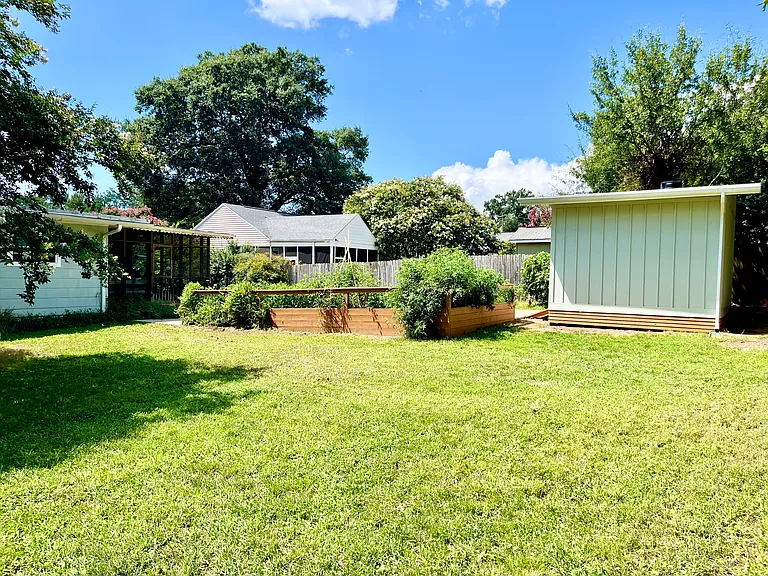 19 Holmes Dr — Photo 36