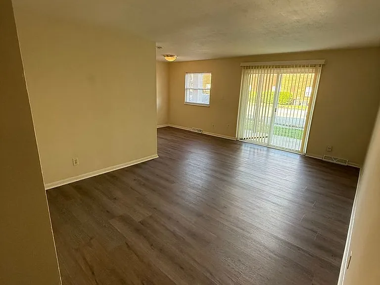 Lawrence Glen Apartments — Photo 31