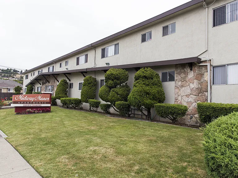 Midway Manor Apts. — Photo 24