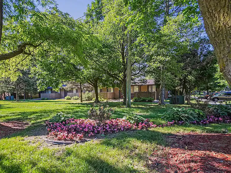 Oakwood Park Apartments — Photo 5