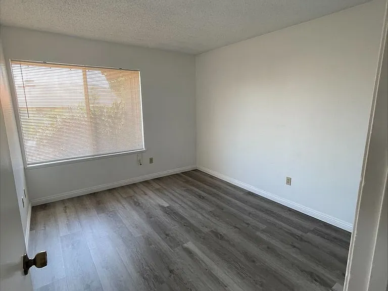 1390 Halifax Dr — Photo 7