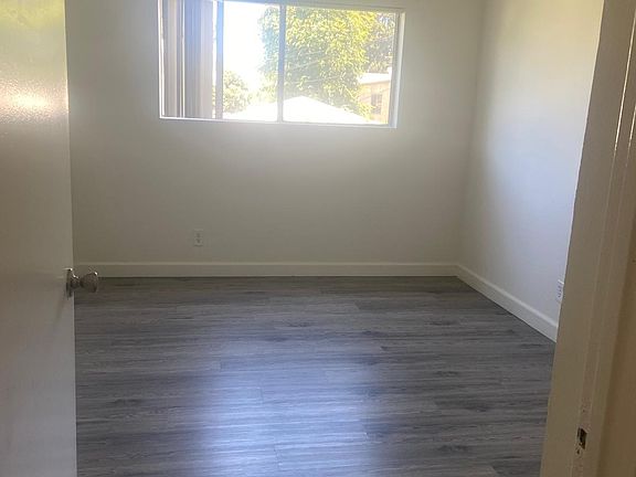 3rd image of 14323 Sylvan St #2d0ff4318