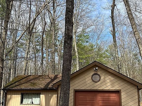 Detached garage