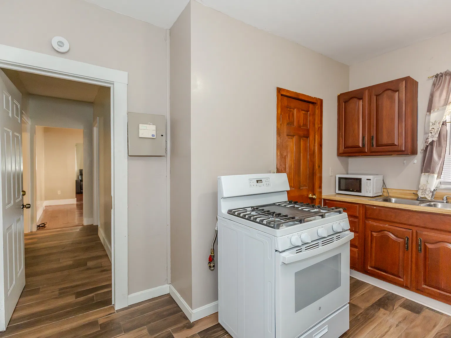 3 bed, 1208 sqft, $2,390 — Photo 4