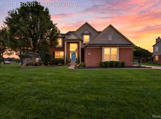 24686 Fairlawn Dr, Flat Rock, MI 48134