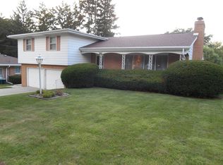 1724 Valley View Dr, Freeport, IL 61032