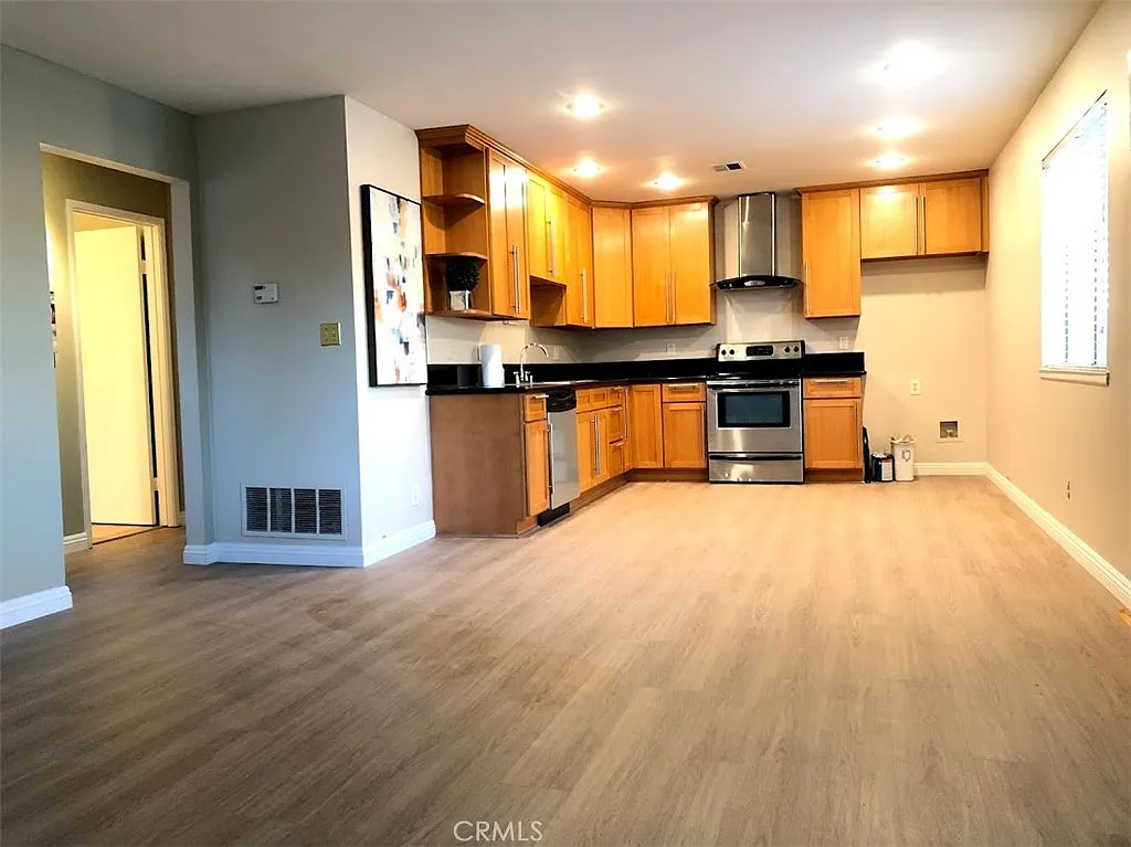 2 bed, 758 sqft, $2,380 — Photo 3