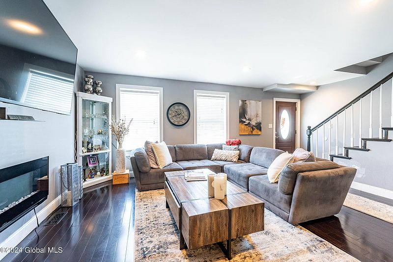 3rd image of 350 3rd Avenue
