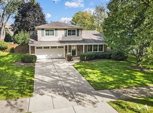 340 Green Valley Dr, Naperville, IL 60540