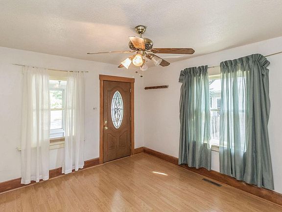 2nd image of 825 Crawford Ave