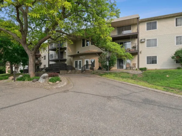 10211 Cedar Lake Rd APT 104, Minnetonka, MN 55305