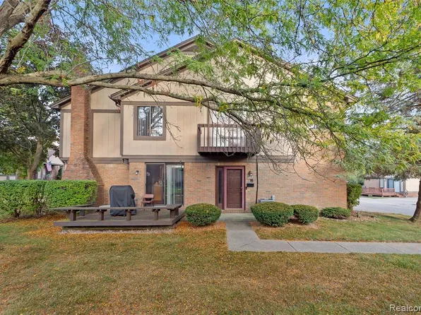 214 Meadow Lane Cir, Rochester, MI 48307