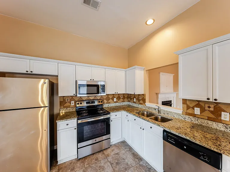 1061 Village Trl — Photo 8