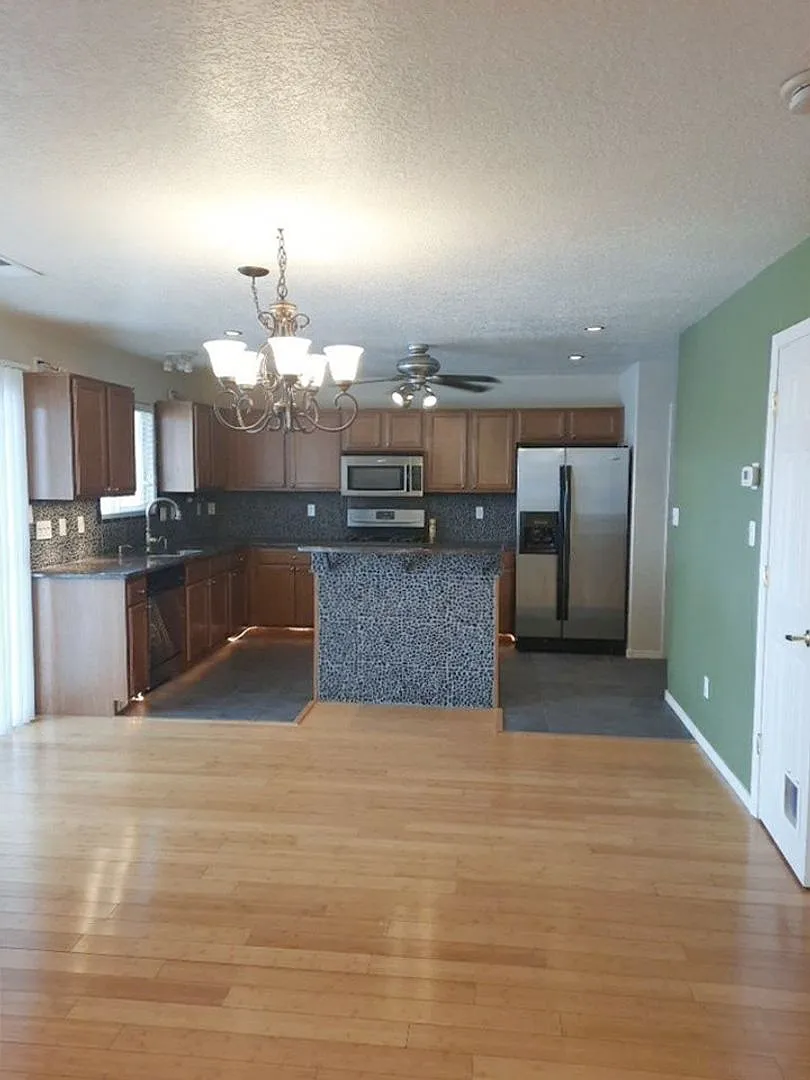1809 Black Gold Street Se - Beautiful Home 3-Bedroom, 2.5-Bathroom! Don't Miss Out!! Showings Ava... — Photo 4