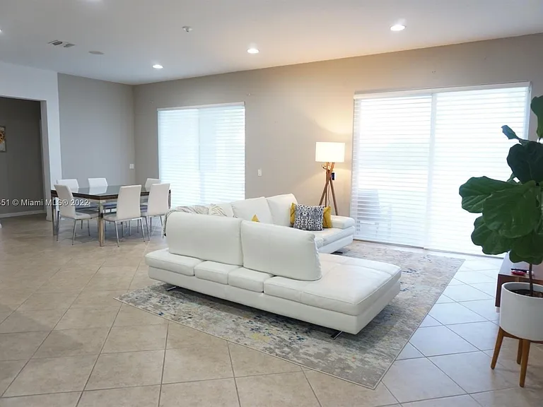 878 Lavender Cir — Photo 11