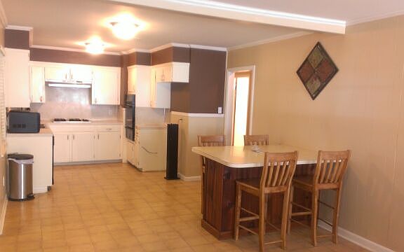 Kitchen/Dining LOTS OF SPACE