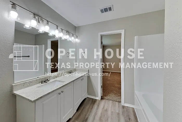 1016 Silver Spur Ln — Photo 11