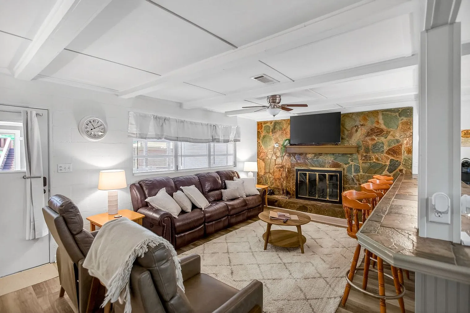 2 bed, 2.0 bath, 1216 sqft, $6,940 — Photo 2
