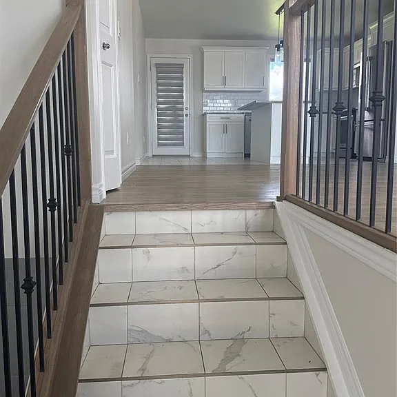 394 Hemlock Ln #UPPER — Photo 2