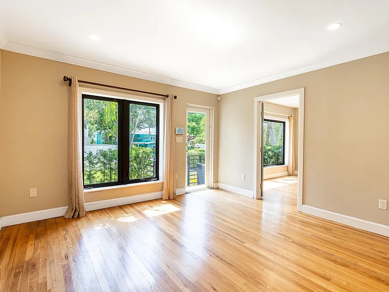 15 S Victoria Park Rd — Photo 7