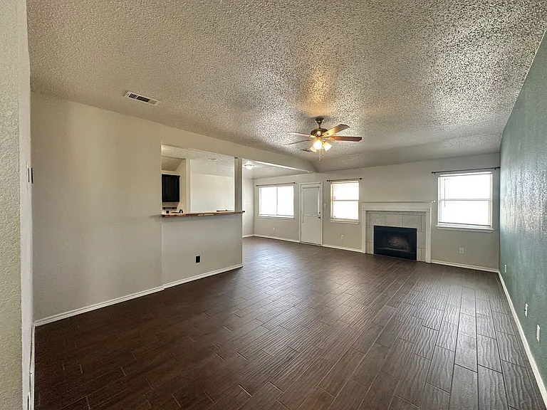 1910 Michele Dr — Photo 2