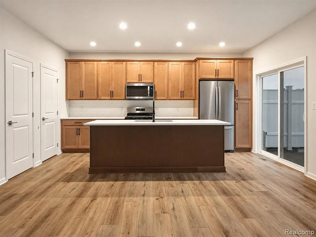 3 bed, 2.5 bath, 1921 sqft, $3,500 — Photo 3