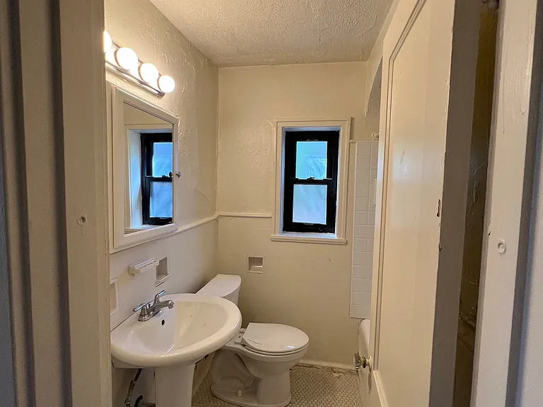 2251 Brownsville Rd — Photo 6