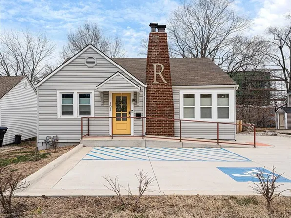 102 SW 2nd St, Lees Summit, MO 64063